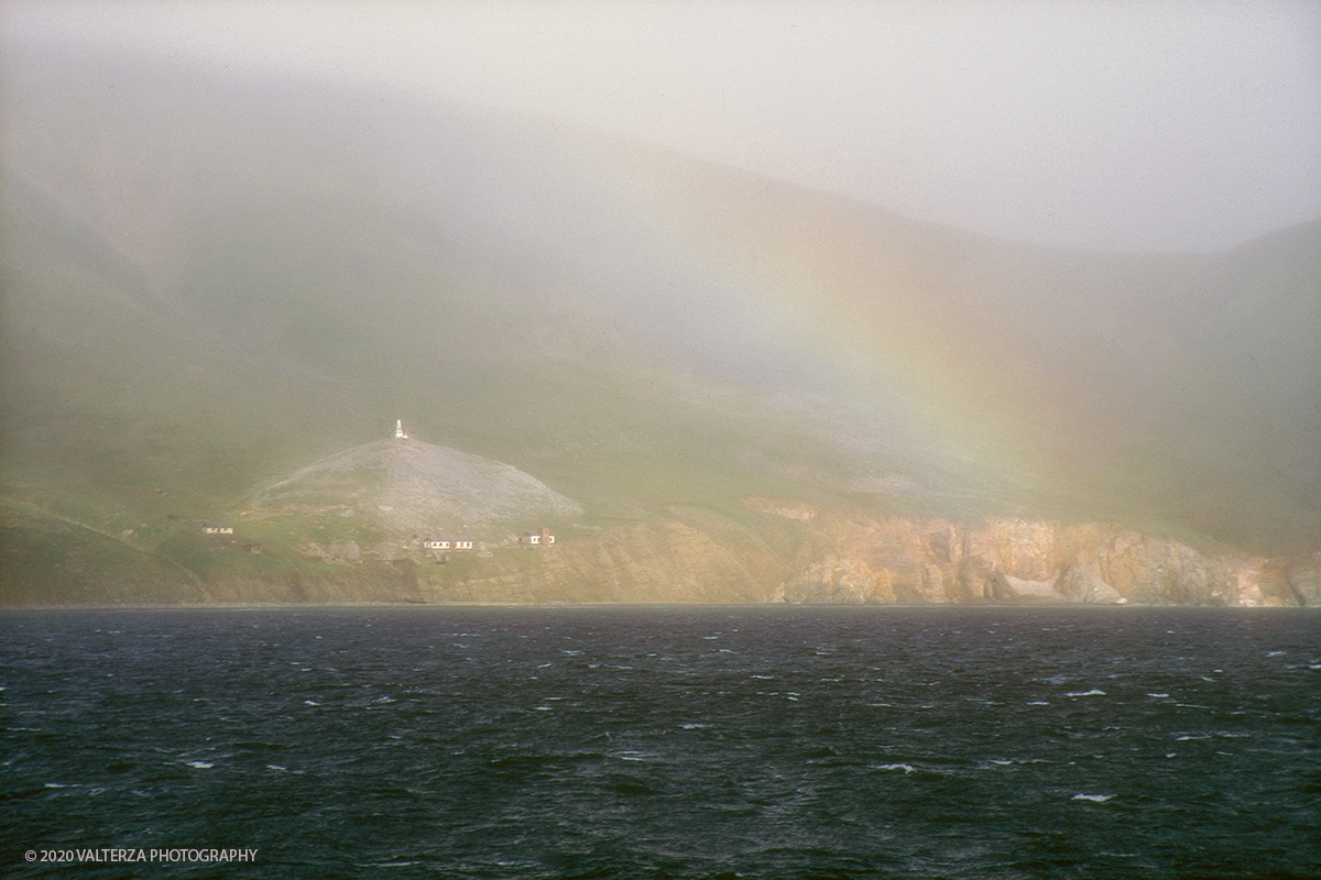 51 SIBERIA.jpg - Luglio/Agosto 1992. Siberia, terra dei Chukchi. Nell'oceano artico  125 Km a nord-est della penisola dei Chukchi (Siberia) c'Ã¨ l'isola di Wrangel, essa ospita piÃ¹ del doppio di specie vegetali (417) di qualsiasi territorio artico a paritÃ  di superficie nonchÃ¨ 30 specie diverse di uccelli oltre ad orsi polari, foche e trichechi ; per questo motivo   Ã¨ stata proclamata patrimonio dell'umanitÃ  dall'UNESCO. Nella foto in navigazione attraverso lo stretto di Bering sulla costa il monumento che ricorda l'esploratorte Semion Dezhnev.